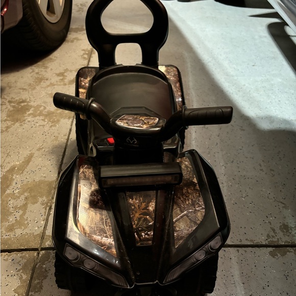 Realtree Boys Scooter Ride-On Toy with Light Bar and Animal Sounds - Picture 3 of 4